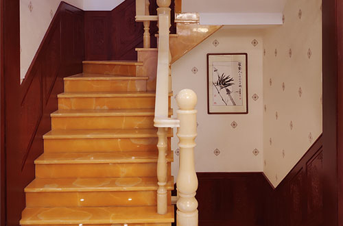 沛县中式别墅室内汉白玉石楼梯的定制安装装饰效果