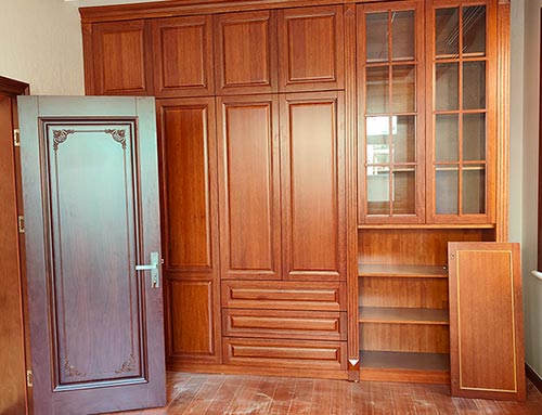 沛县中式家庭装修里定制的实木衣柜效果图